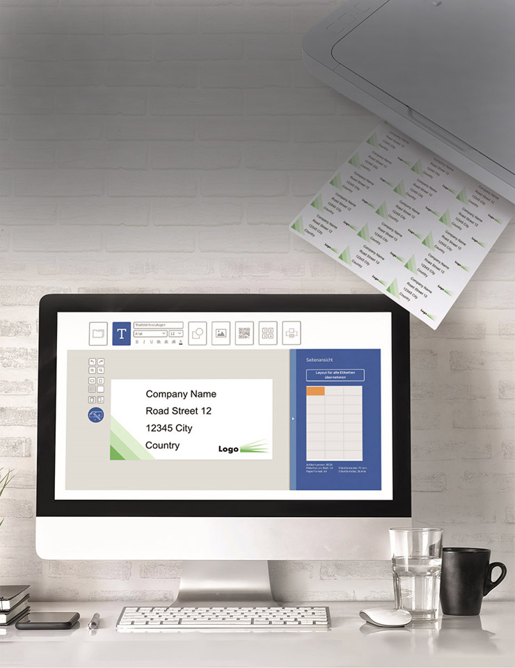 Een computerscherm toont een lay-out voor een bedrijfsjabloon met ruimte voor naam, adres en logo. Een printer geeft etiketten uit.